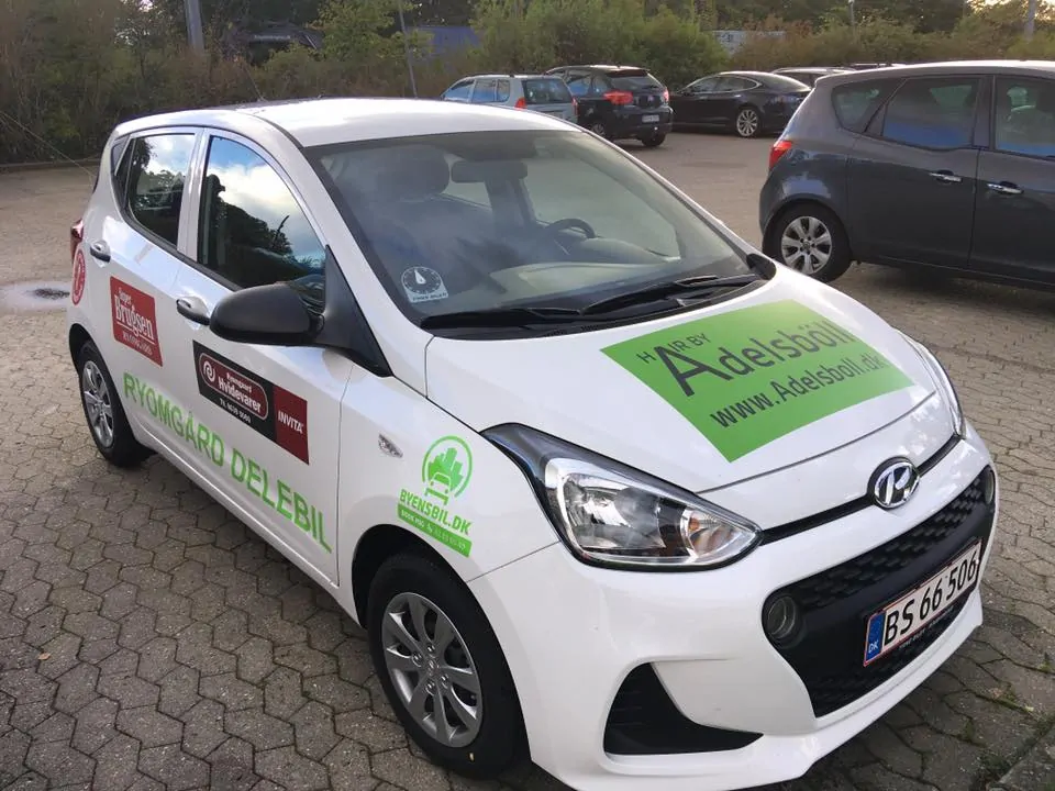 Bil med reklame fra ByensBil